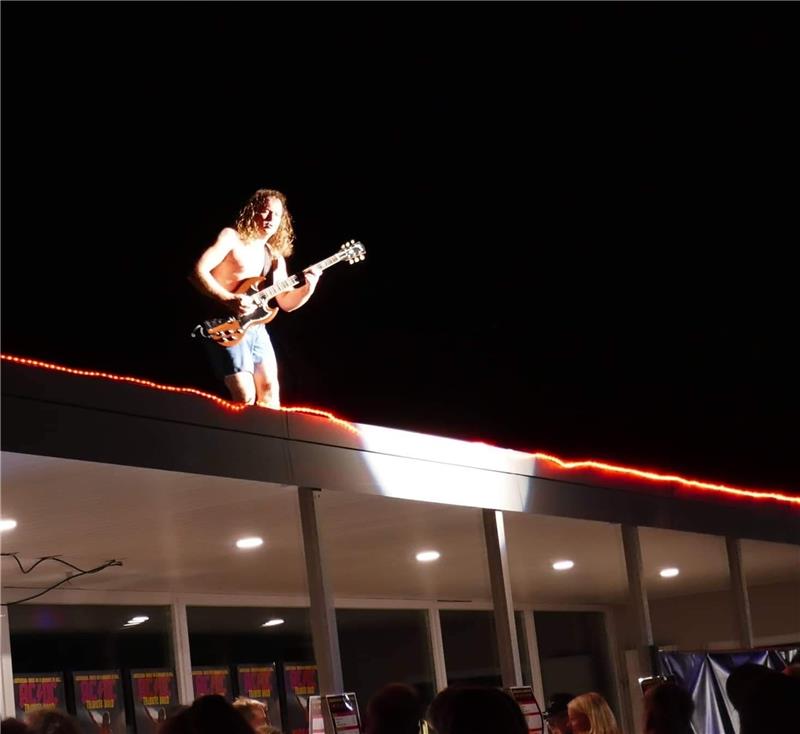 Lead-Gitarrist Nick Young spielt sein Solo auf dem Dach der Wandelhalle.