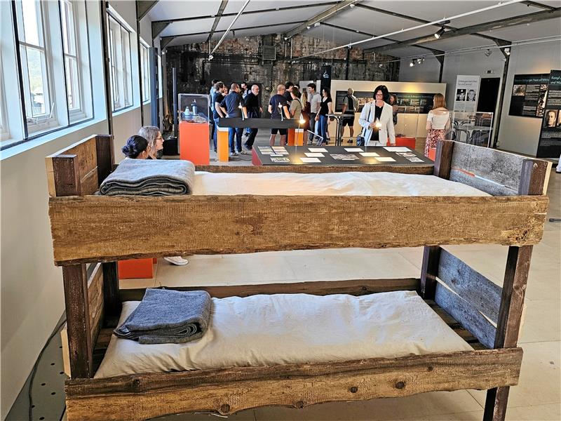 Leben und Arbeiten unter Zwang: Für die neue Ausstellung im Bergwerksmuseum hat der Rammelsberg-Tischler nach Angaben aus Quellen die Bettgestelle der Zwangsarbeiter nachgebaut. Fotos: Sowa, Hohaus (2), Privat