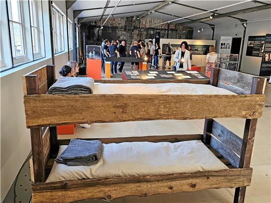Leben und Arbeiten unter Zwang: Für die neue Ausstellung im Bergwerksmuseum hat der Rammelsberg-Tischler nach Angaben aus Quellen die Bettgestelle der Zwangsarbeiter nachgebaut. Fotos: Sowa, Hohaus (2), Privat