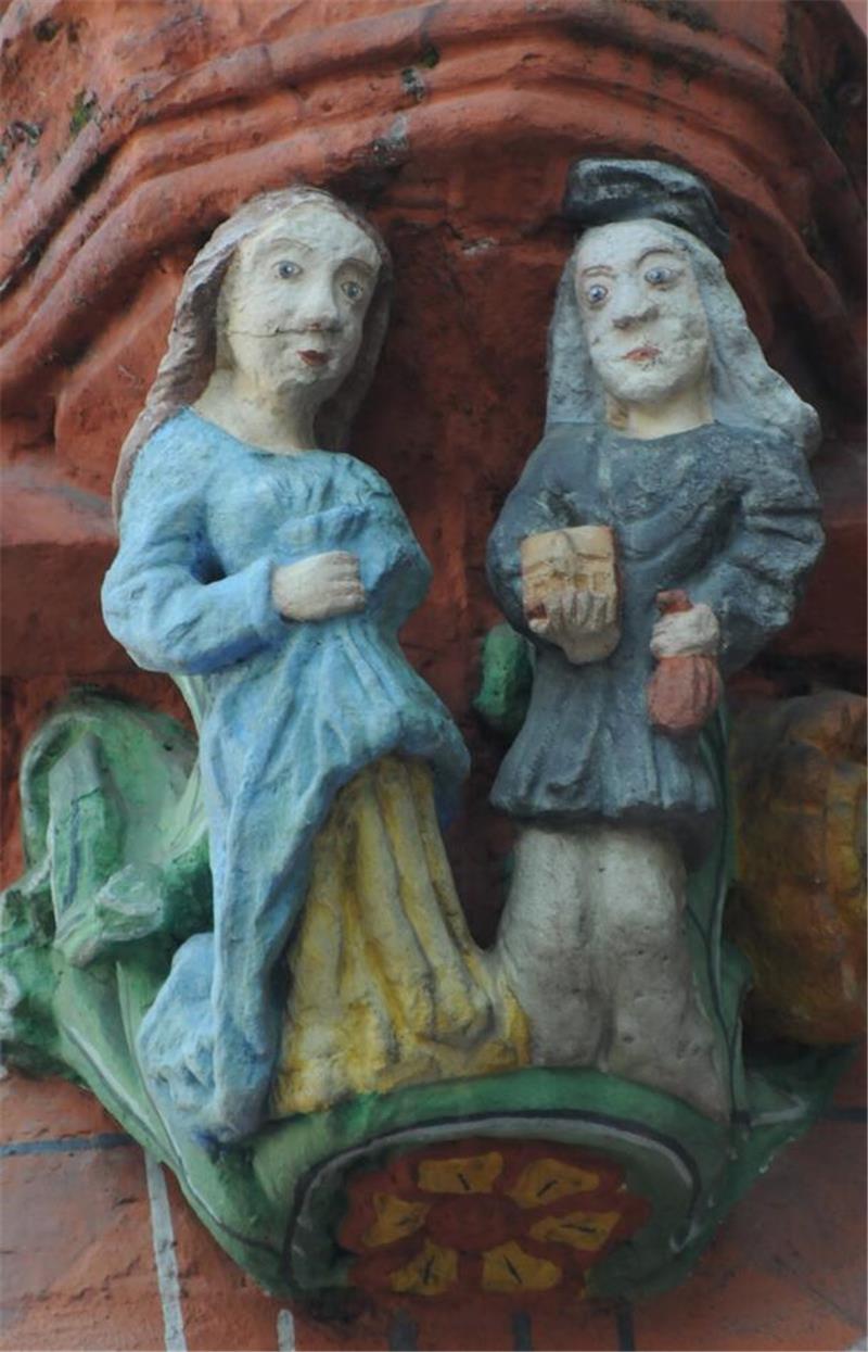 Lebensfreude: Ein Tanzpaar an der Fassade der Kaiserworth.