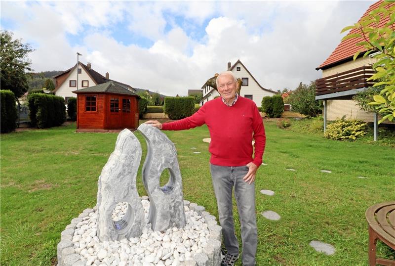 Lebensfroh fiebert der ehemalige Langelsheimer Bürgermeister Henning Schrader in seinem Garten am Brunnen stehend seinem 75. Geburtstag entgegen.  Foto: Jambrek