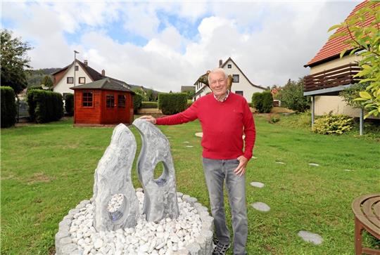 Lebensfroh fiebert der ehemalige Langelsheimer Bürgermeister Henning Schrader in seinem Garten am Brunnen stehend seinem 75. Geburtstag entgegen.  Foto: Jambrek