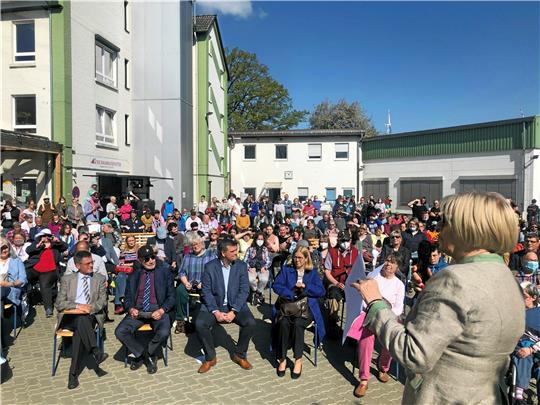 Lebenshilfe-Vorstandsvorsitzende Ingrid Koch begrüßt die vielen Gäste auf dem Hof der Probsteiburg. Vorn in der ersten Reihe sitzen Goslars Bürger- meister Axel Siebe (v. li.), Bad Harzburgs Bürger-meister Ralf Abrahms, Landrat Dr. Alexander Saipa und Erste Kreisrätin Regine Breyther. Fotos: Stade
