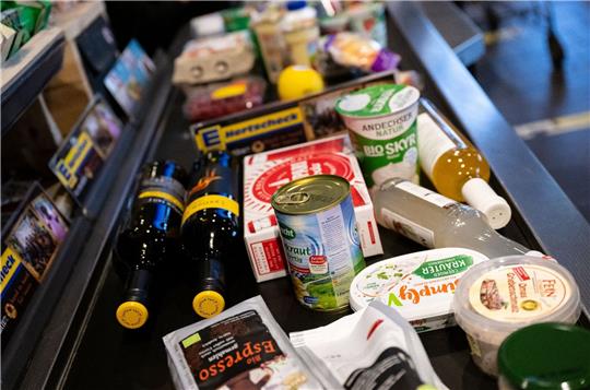 Lebensmittel in einem Supermarkt auf einem Kassenband: Im März fielen die höheren Preise für Nahrungsmittel erneut besonders ins Gewicht.