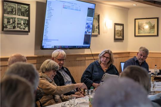 Lebhafte Diskussion vor voll besetztem Haus (v.li.): Die Zeitzeugen Ursula Breustedt und Lothar Engler mit Buchautorin Ines Godazgar und Museumsvereinschef Andreas Weihe. Foto: Cronos