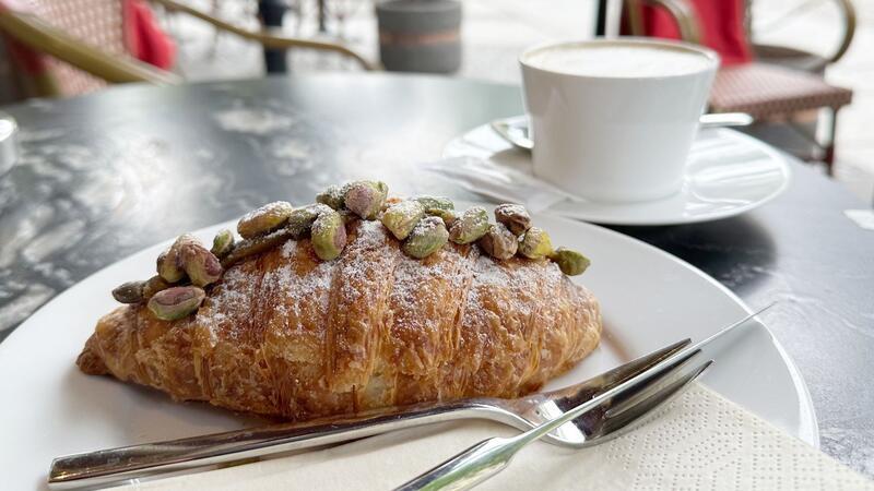 Alkfreies Helles, Pistazie und Co: Die Sommertrends 2024? Lecker: Pistazien erfreuen sich in vielerlei Form großer Beliebtheit, wie hier Croissant-Füllung und -Belag.