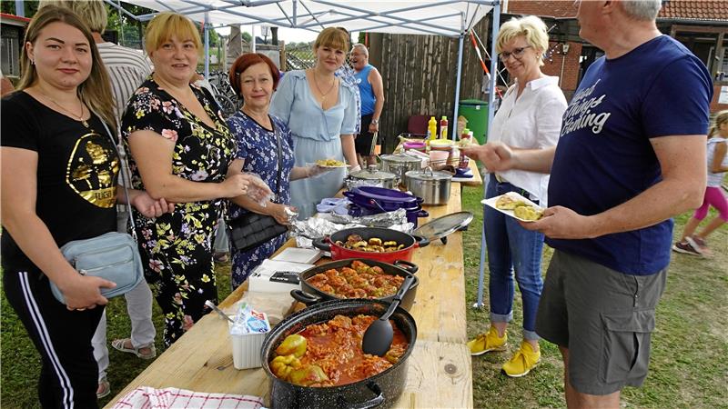 Ukrainerin: „Wir lebten in Kellern und suchten Essen“ Leckeres Essen genießen die GZ-Gesprächspartnerinnen Natalia Kolesava (3. v. li.) und Marina Rohova (4. v. li.) im August vergangenen Jahres beim Sportfest in Lutter. Sie sind aus der Ukraine geflüchtet und leben zurzeit im Nordharz. Organisator ist der TSV Lutter, SV Neiletal und die Initiative „Lutter hilft“. Archivfoto: Biener