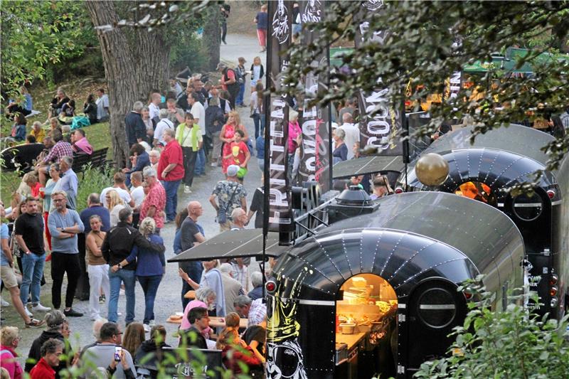 Leckeres zu essen und mal was anderes als die übliche Bratwurst (die aber ebenfalls angeboten wird) gibt es beim Sommernachtstraum .  Archivfoto: Nachtweyh