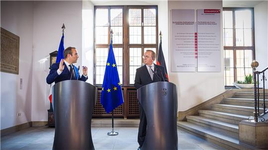 Lecornu und Pistorius werben in Osnabrück für eine enge deutsch-französische Zusammenarbeit.