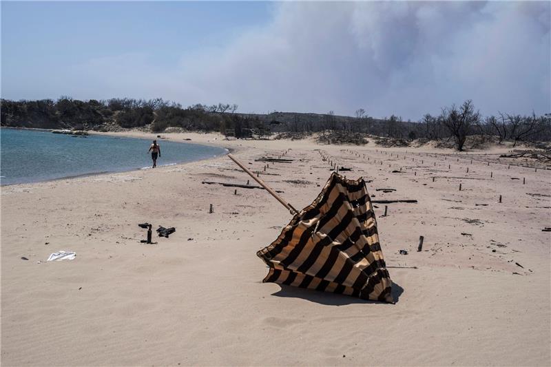 Brände auf Rhodos: Wind erschwert Löscharbeiten Leer gefegtes Urlaubsparadies am Strand auf der Ägäisinsel.