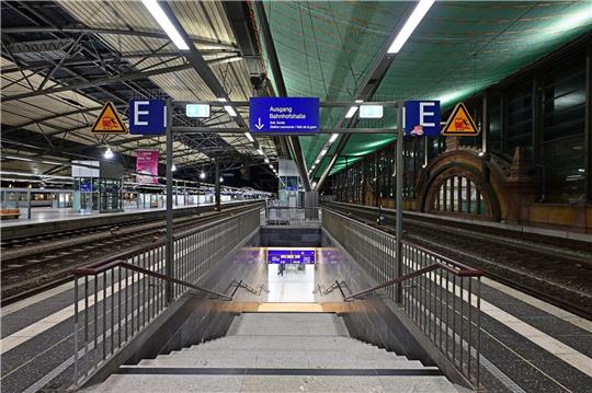 Leere Bahnsteige im Erfurter Hauptbahnhof.