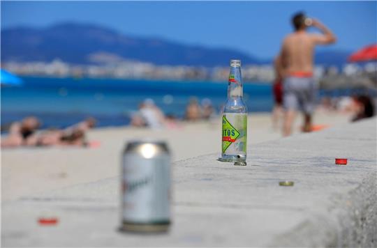 Leere Flaschen und Dosen am Strand Arenal auf Mallorca.