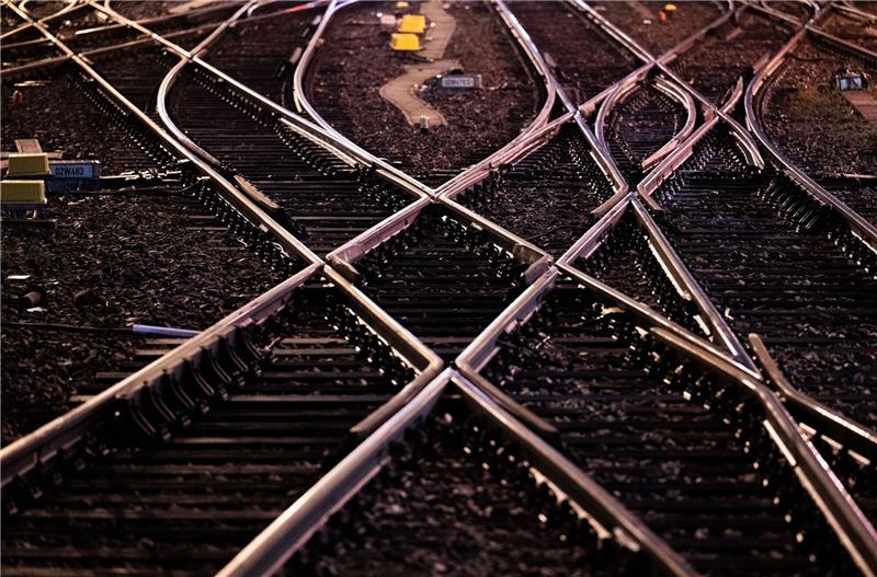 59 Prozent haben kein Verständnis für Lokführerstreik Leere Gleise: Fahrgäste müssen sich in den nächsten Tagen mit erheblichen Einschränkungen im Fern- und Regionalverkehr arrangieren.