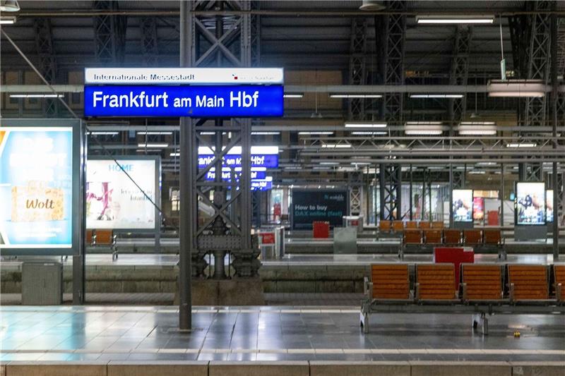 Bahnstreik läuft - Nur jeder fünfte Fernzug unterwegs Leere Gleise und Bahnsteige im Hauptbahnhof.
