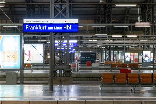 Leere Gleise und Bahnsteige im Hauptbahnhof.