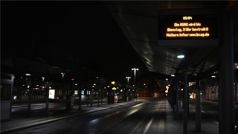 Leere Haltestellen in Bremen: Wegen eines Warnstreiks fahren weder Busse noch Bahnen.