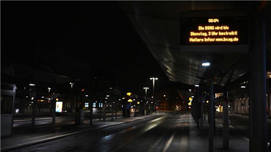 Leere Haltestellen in Bremen: Wegen eines Warnstreiks fahren weder Busse noch Bahnen.