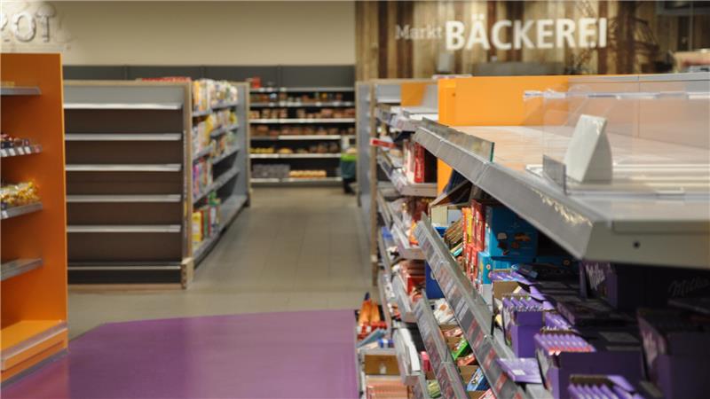 Letzter Tag zum Einkaufen: In Goslar schließt der Edeka-Plöger Viele Regale sind schon leer.