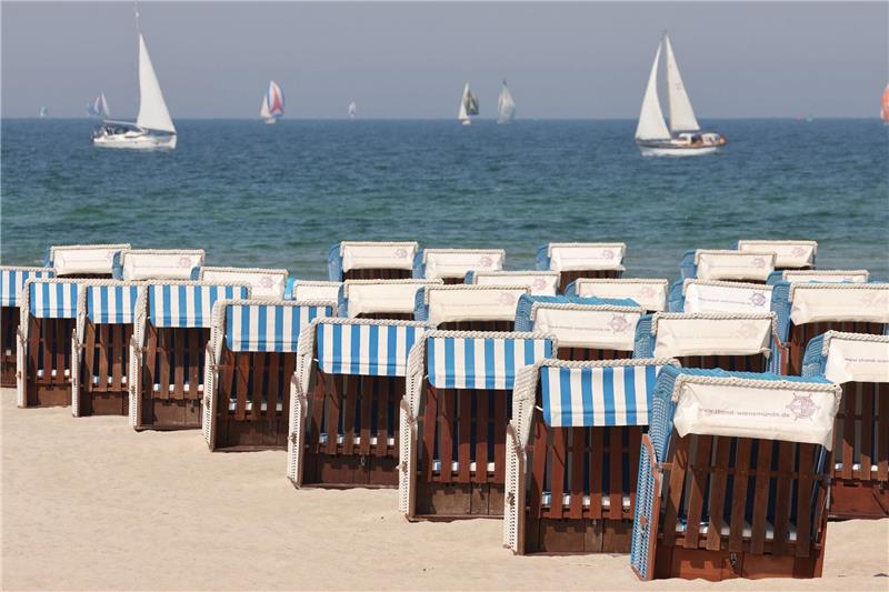 Vatertag im Norden verläuft ruhig: Strandkörbe teurer Leere Strandkörbe an der Ostsee. Urlauber im Norden tummeln sich derzeit lieber in Museen oder Cafés. Foto: dpa