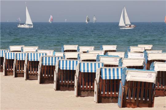 Leere Strandkörbe an der Ostsee. Urlauber im Norden tummeln sich derzeit lieber in Museen oder Cafés. Foto: dpa
