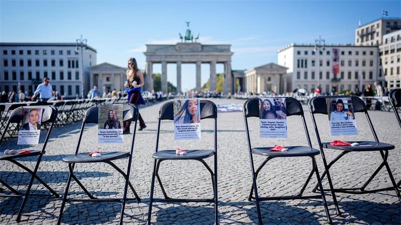 Leere Stühle mit Fotos erinnern am Brandenburger Tor an die Opfer des Hamas-Angriffs