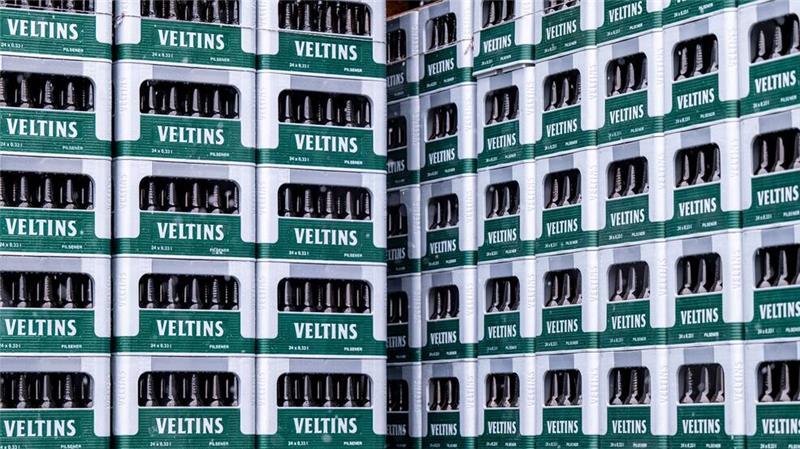 Brauerei Veltins verkauft so viel Bier wie noch nie Leergut der Marke Veltins steht auf dem Firmengelände.