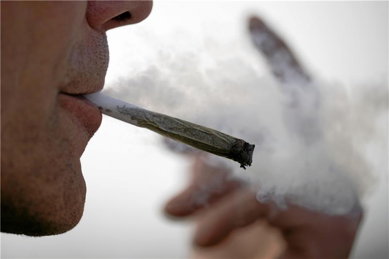 Cannabis-Anbauverein in Goslar geplant Legale Droge: Ein Mann raucht einen Joint. Nach der Gesetzesänderung bleibt aber noch einiges im Unklaren. Foto: Gollnow/dpa