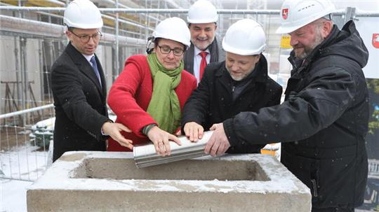 Legen den Grundstein für den Chemie-Campus (v.l.): Wissenschaftsminister Falko Mohrs, Universitätspräsidentin Dr. Sylvia Schattauer, Chemieprofessor Arnold Adam, Finanzminister Gerald Heere, und Marcus Rogge vom Staatlichen Baumanagement.Foto: Neuendorf