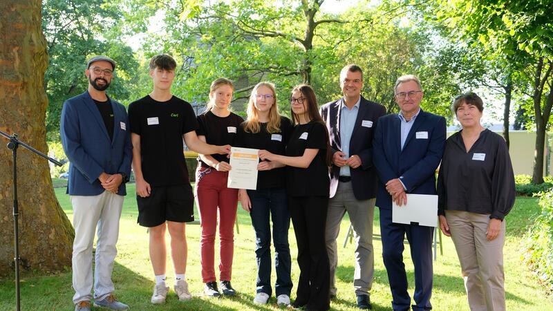 Wechsel an den Klubgarten geglückt – Veranstalter zufrieden Lehrer Dr. Christian Klingbeil (l.), Landrat Dr. Alexander Saipa (3. v. r.), Schulleiterin Inga Rau (r.) und Holger Fenker von der Jugendförderung des Landkreises mit den Mitgliedern der Klimaschutz-AG am Werner-von-Siemens-Gymnasium Bad Harzburg: Carl Fleischhacker, Stine Bruns (3.v.l.), Charlotte Sophie Hilgedieck (4.v.l.) und Hanna Kerney.
