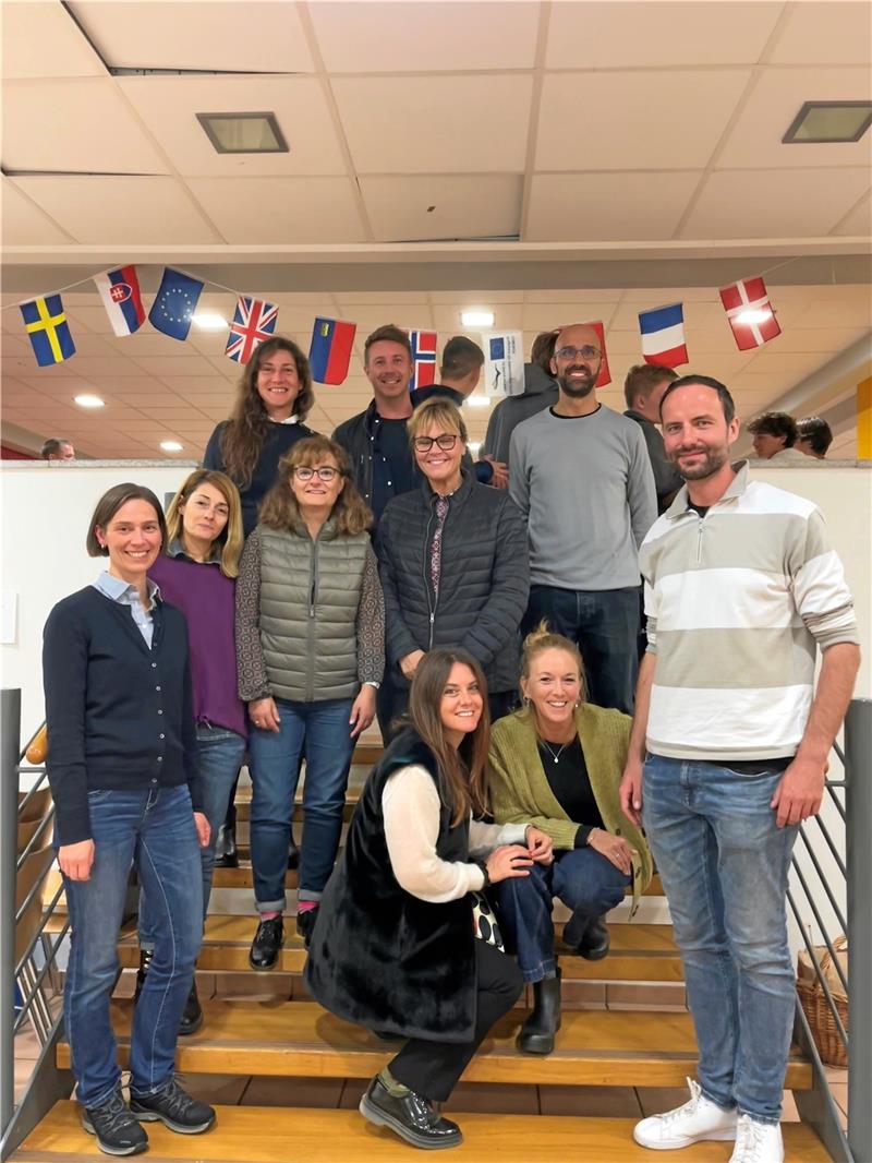Am CvD-Gymnasium: Kultureller Austausch über Ländergrenzen Lehrkräfte aus Schweden, Italien, Spanien, Griechenland und Deutschland haben sich am „eTwinning“-Projekt beteiligt. Im Bild in der oberen Reihe (jeweils von links): Zoi Gallou (Griechenland), Jens Sörman (Schweden) und Javier Rodrigo Mora (Spanien). Mittlere Reihe: Dimitra Bourazana (Griechenland), Esther Rebollo de las Heras (Spanien) und Ulrika Gullberg (Schweden). Vordere Reihe: Birte Steffen (CvD), Claudia Garribba (Italien), Melissa Williams (Italien) und Axel Claus (CvD). Foto: Privat
