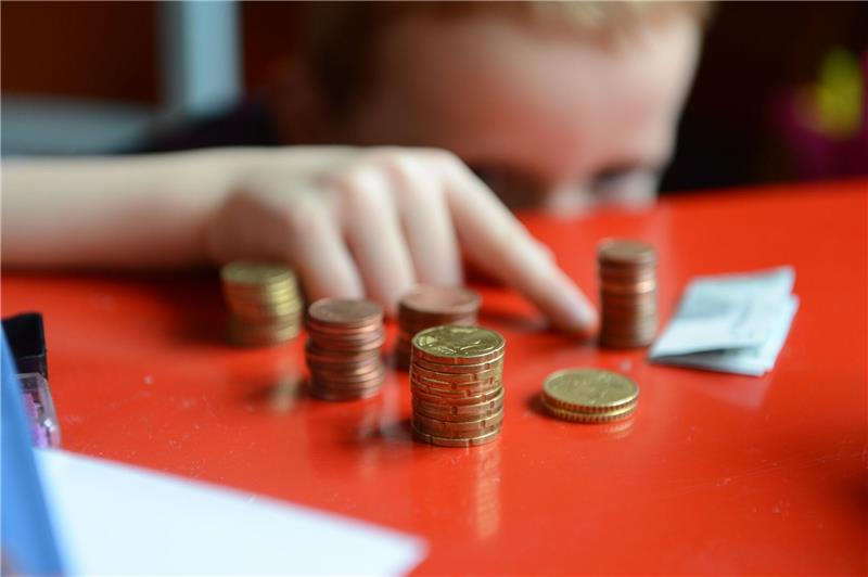 Mehr Kinderarmut im Klassenzimmer Lehrkräfte berichten von einem sichtbaren Anstieg der Kinderarmut und von Ängsten und Sorgen, die sie bei ihren Schülerinnen und Schülern beobachten.