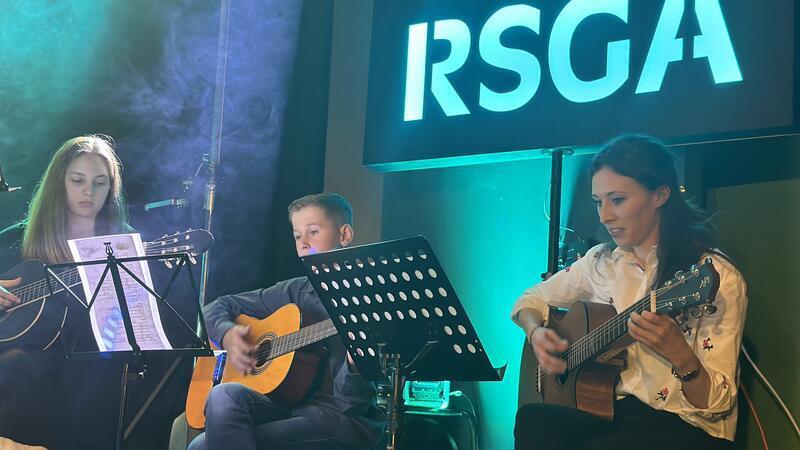 Goldene Aue: Musikalischer Abschied vom alten Zuhause Lehrkräfte und Schüler sind mit Herz und Geschick an der Gitarre dabei.