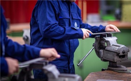 Lehrlinge und Studenten bei Thyssenkrupp Marine Systems (TKMS)arbeiten am Standort in Wismar in der Lehrwerkstatt.