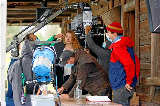 Leia Holtwick bei den Dreharbeiten 2020 bei der Steinberg-Alm.