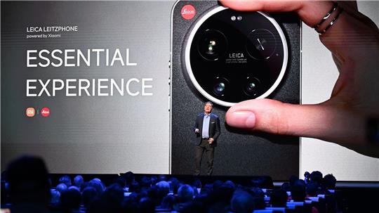 Leica-Chef Matthias Harsch bewirbt das neue Smartphone seiner Firma auf der Bühne.