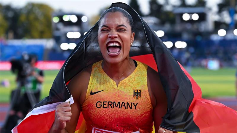 Leichtathletik: Europameisterschaft, Frauen, Kugelstoßen, Finale, Yemisi Mabry (Deutschland) jubelt über den dritten Platz.