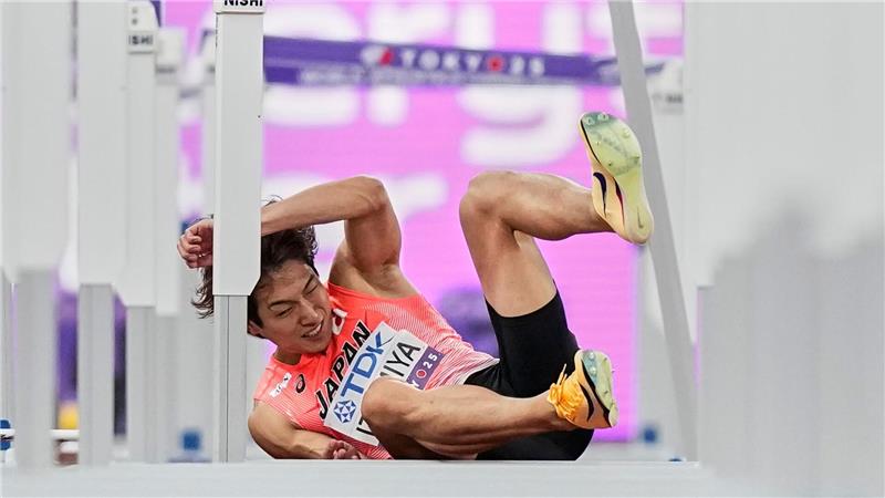 Leichtathletik: Weltmeisterschaft- Japaner Shunsuke Izumiya stürzt im Halbfinale des 110-Meter-Hürdenlaufs der Männer