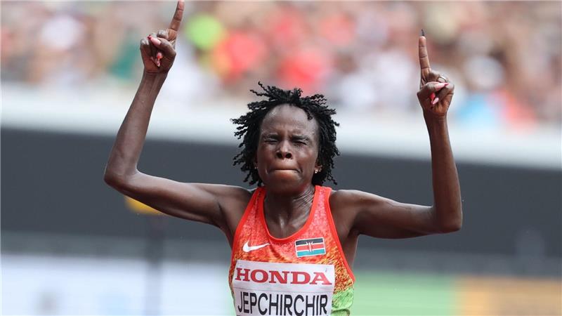 Leichtathletik Weltmeisterschaft in Tokio -  Peres Jepchirchir aus Kenia jubelt nach dem Sieg im Marathon