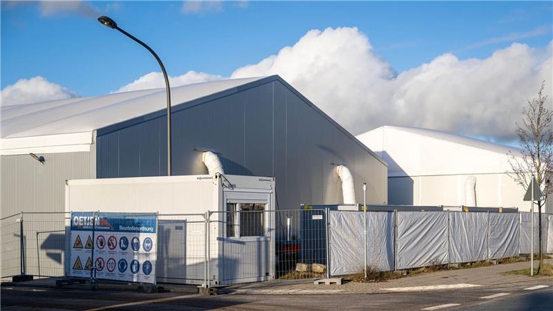 Leichtbauhallen in Bremen weiter für Geflüchtete gebraucht Leichtbauhallen zur Unterbringung von Geflüchteten stehen in der Überseestadt.