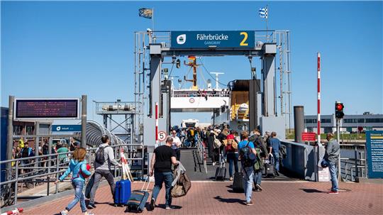 Leichte Beschädigungen trug eine Fähre bei einem Anlegemanöver im Hafen von Norddeich davon. (Symbolbild)