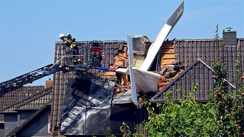 Leichtflugzeug stürzt in Haus in Ganderkesee. 