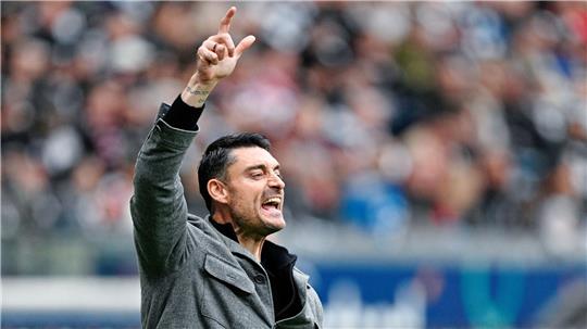 Leidenschaftlich an der Seitenlinie: Eintracht-Coach Albert Riera. (Archivbild) 