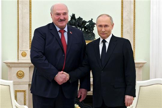 «Leider haben wir eine Reihe von Schlägen gegen unsere Energieobjekte beobachtet in letzter Zeit und waren gezwungen, darauf zu antworten», sagte Wladimir Putin bei einem Treffen mit dem Machthaber von Belarus, Alexander Lukaschenko.