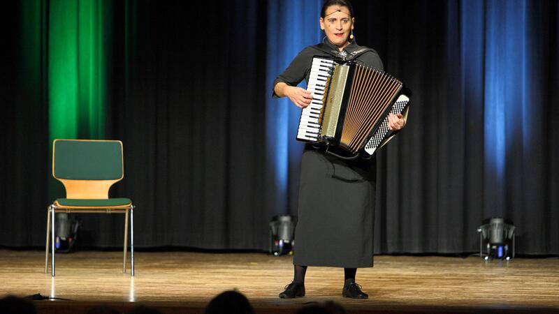 Carmela de Feo lässt die Halle in Seesen kochen Leider kommt das Akkordeon wenig zum Einsatz, dafür die Stimme umso mehr.
