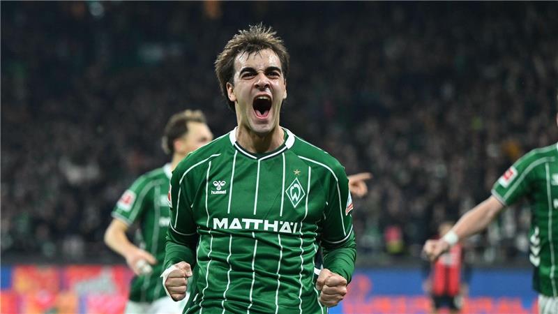 Leihspieler Nummer sieben trifft: Werders neuer Stürmer Jovan Milosevic jubelt über seinen Treffer gegen Eintracht Frankfurt.