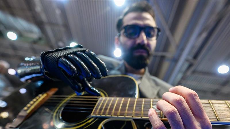 Leipzig: Gitarrenklang mit Hightech – Musiker spielt mit Prothese auf der OTWorld 2026