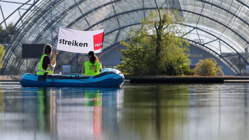Leipzig: „Wir streiken“ auf dem Wasser – Messe-Beschäftigte setzen vor Glashalle ein Zeichen