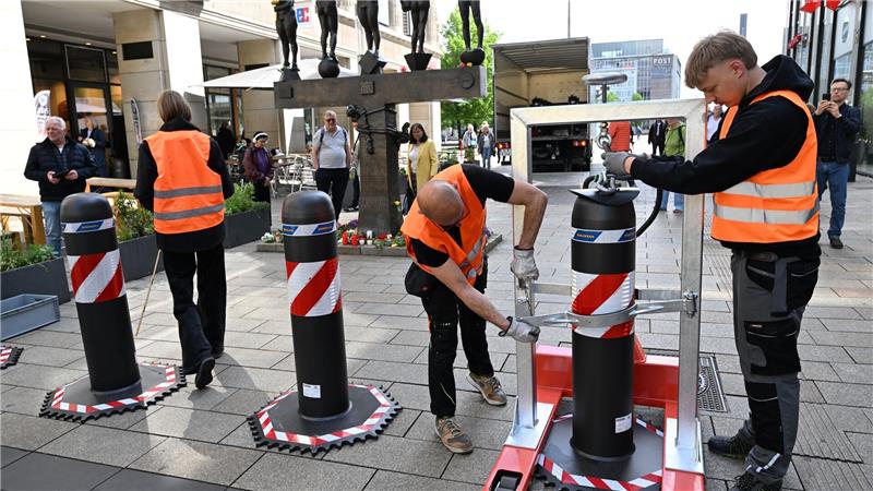 Nach Amokfahrt in Leipzig schweigen Ermittler zu Motiven Leipzig stellt massive Sperren nach tödlicher Amokfahrt auf.
