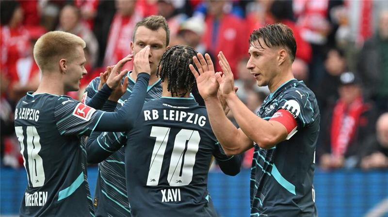 Leipzig vorerst an der Spitze der Bundesliga - Tabelle - Willi Orban bejubelt sein 0:2