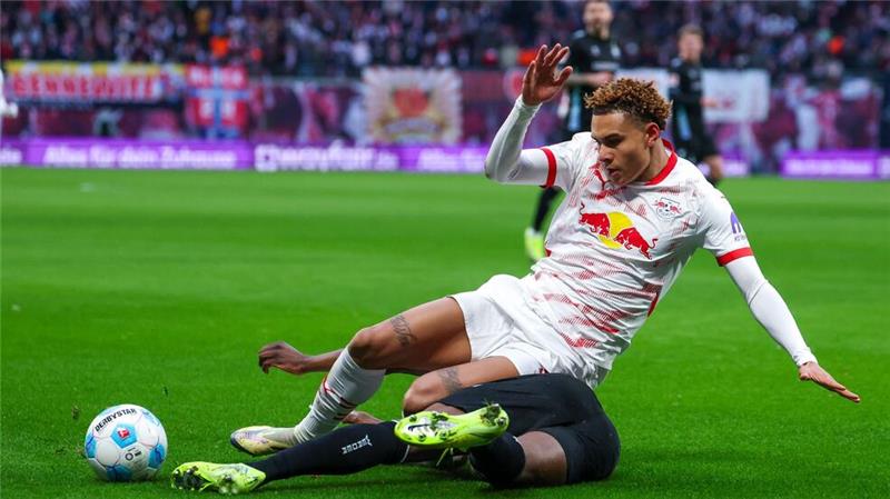 Klopp friert auf der Tribüne: Leipzig siegt dank Simons-Solo Leipzigs Antonio Nusa geht im Zweikampf mit Derrick Köhn zu Boden.